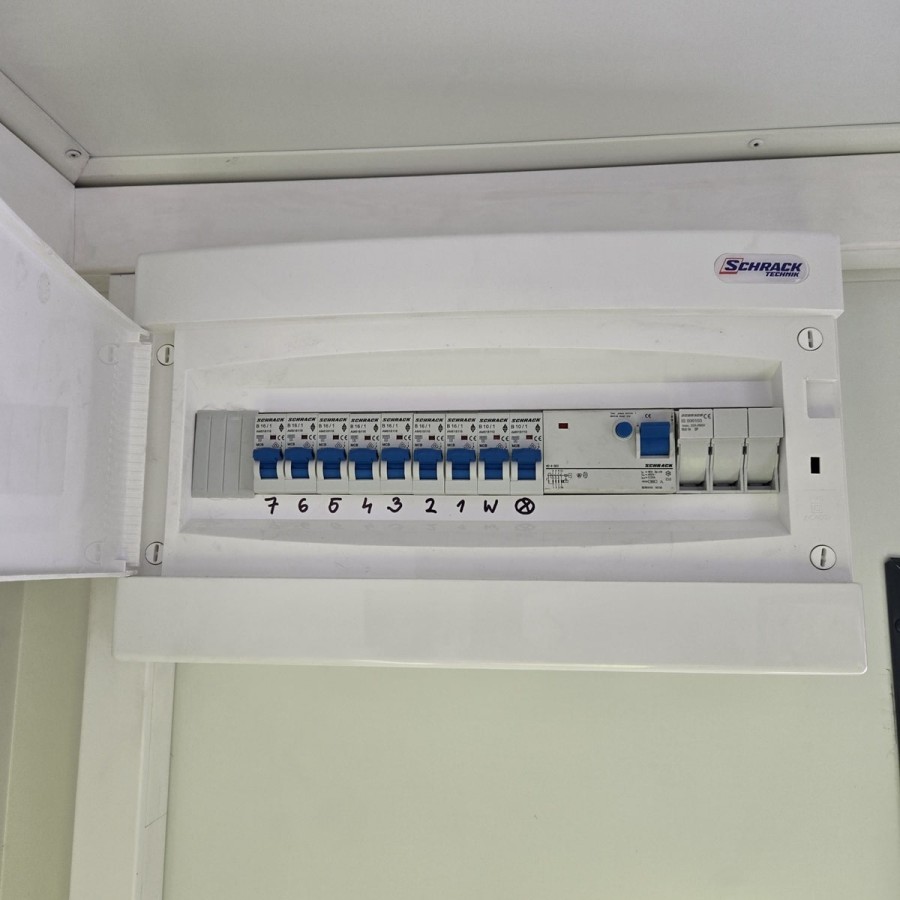 Verkaufsanhaenger-1500-Tandem-4.00x2.00x2.20m-Thermo-Sandwichpanele-mit-Dunstabzug-Waschtisch-Elektropaket-230480V-100kmh-7
