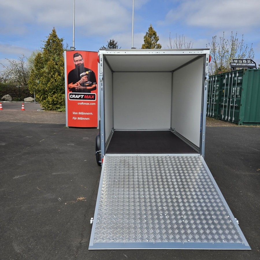 STEMA-STPK-O13-25-15.1.P15.1-Kofferanhaenger-mit-Rampe-1300kg-gebremst-2.55×1.57×1-1