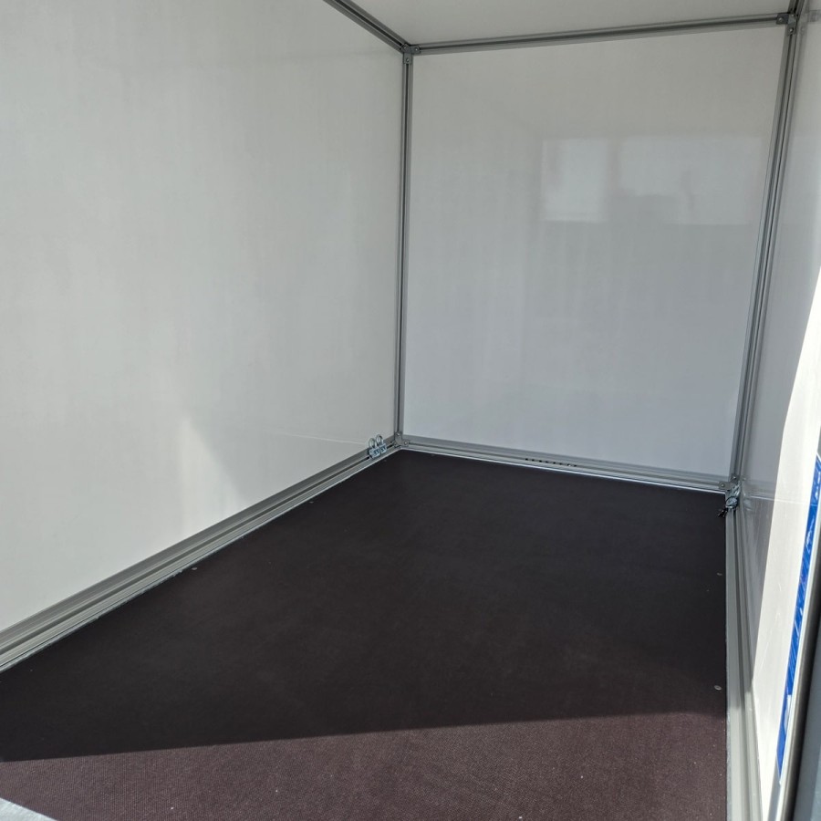 STEMA®-STPK-O2-15-30-18.1.P15.1-Kofferanhaenger-mit-Fenster-Tuer-und-Rampe-1500kg-gebremst-3.05×1.87x1-4