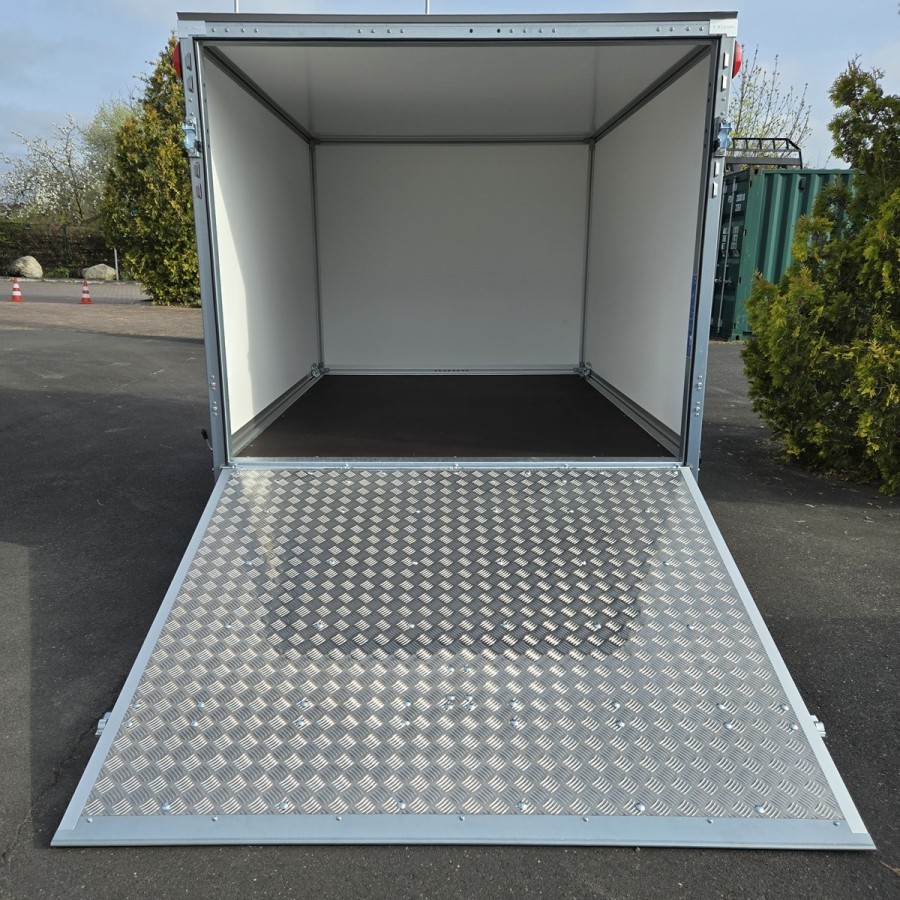STEMA-STPK-O2-13-25-18.1.P15.1-Kofferanhaenger-mit-Rampe-1300kg-gebremst-2.55×1.87×1-1