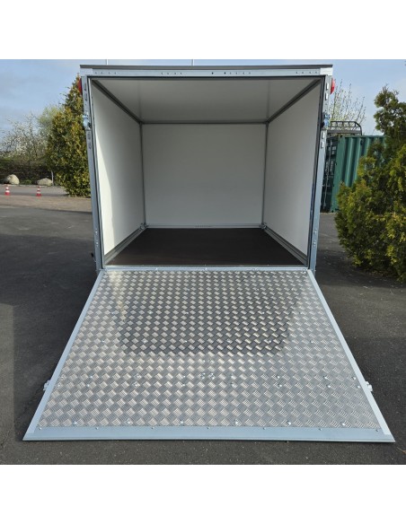STEMA-STPK-O2-13-25-18.1.P15.1-Kofferanhaenger-mit-Rampe-1300kg-gebremst-2.55×1.87×1-1