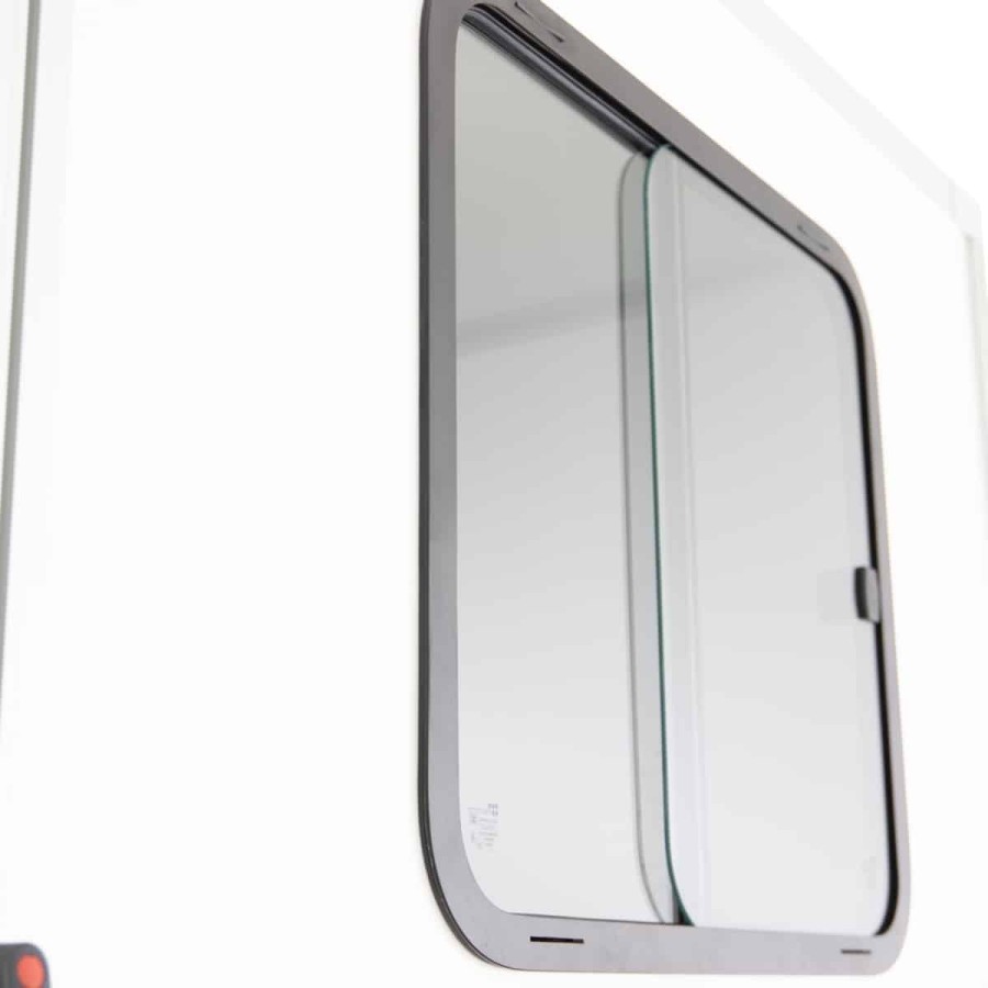 STEMA®-Kofferanhaenger-mit-Fenster-Tuer-und-Rampe-gebremst-3.05×1.87