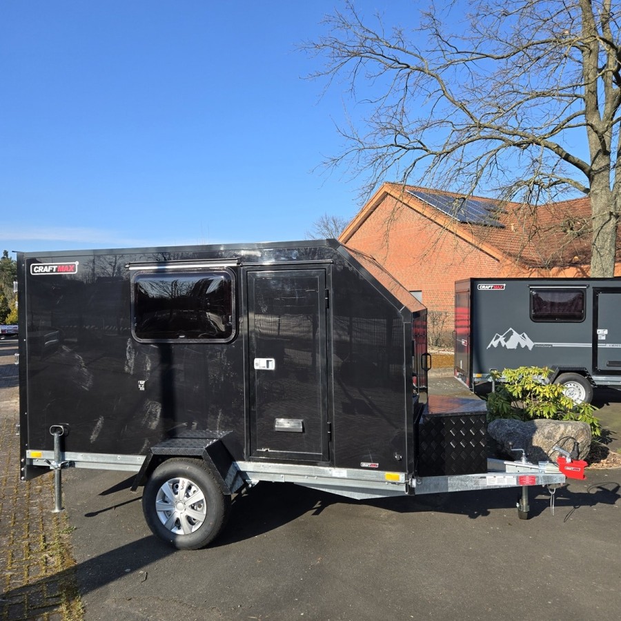 OffRoad-Camping-Anhaenger-750kg-blackEdition-3.05x1.47x1.60m-Fluegeltuer-2-Fenster-Tuer-E-Paket-100kmh-ungebremst-1