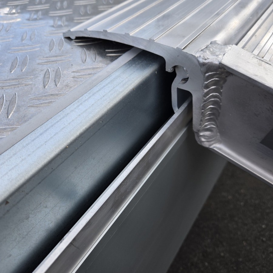 CRAFTMAX-3500-ALU-Pritschenhochlader-Siebdruckplatte-mit-Aluminium-Riffelblech-Auffahrrampenpaket-mit-21