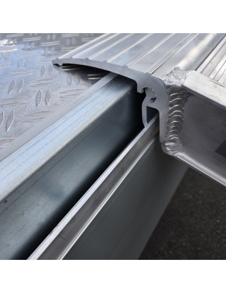 CRAFTMAX-3500-ALU-Pritschenhochlader-Siebdruckplatte-mit-Aluminium-Riffelblech-Auffahrrampenpaket-mit-21