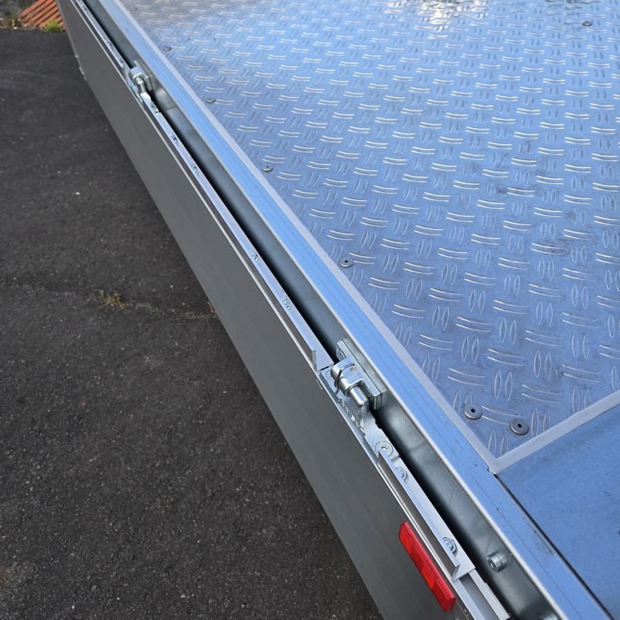 CRAFTMAX-3500-ALU-Pritschenhochlader-Siebdruckplatte-mit-Aluminium-Riffelblech-Auffahrrampenpaket-mit-22