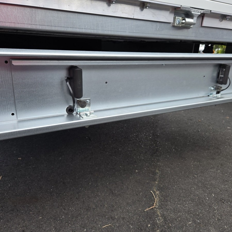 CRAFTMAX-3500-ALU-Pritschenhochlader-Siebdruckplatte-mit-Aluminium-Riffelblech-Auffahrrampenpaket-mit-23
