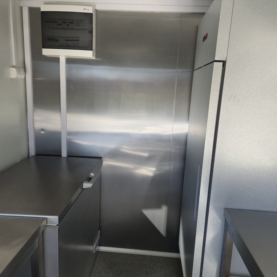 CRAFTMAX-Verkaufsanhaenger-Tandem-2700kg-Gastro-voll-ausgestattet-1