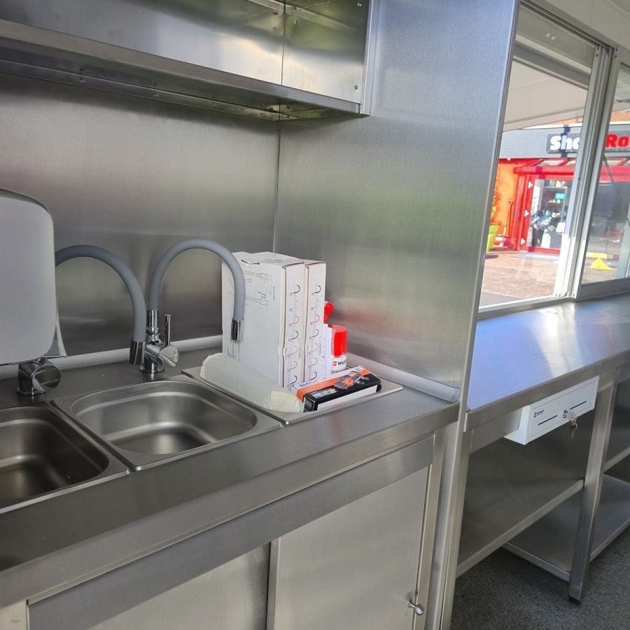 Verkaufsanhaenger-Tandem-2700-Edelstahl-Gastro-voll-ausgestattet-4.20x2.20x2.30m-Thermo-Sandwichpanele-E-Paket-9