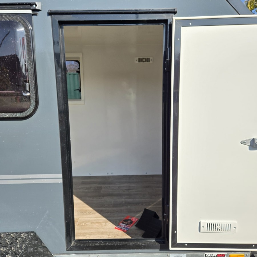 CRAFTMAX-OffRoad-line®-750-miniCamp-PKW-Anhaenger-3.05x1.47x1.60m-mit-Klappe-nach-oben-2-Fenster-Tuer-E-Paket-100kmh-gebremst-3