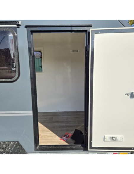 CRAFTMAX-OffRoad-line®-750-miniCamp-PKW-Anhaenger-3.05x1.47x1.60m-mit-Klappe-nach-oben-2-Fenster-Tuer-E-Paket-100kmh-gebremst-3