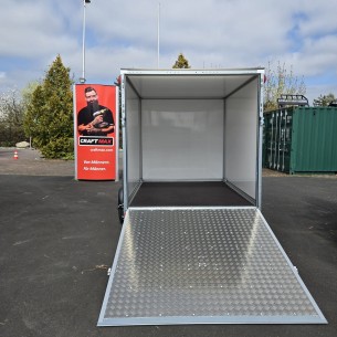 CRAFTMAX-Kofferanhaenger-1300-mit-Rampe-2.55×1.87x1.84m-GFK-Oberflaeche-gebremst-1-scaled 2