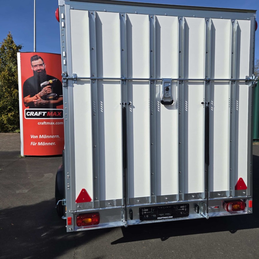 CRAFTMAX-Kofferanhaenger-1300-mit-Rampe-2.55×1.87x1.84m-GFK-Oberflaeche-gebremst-3-scaled