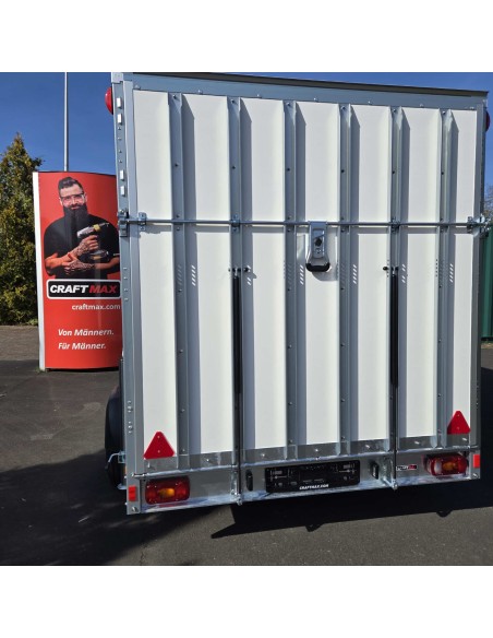 CRAFTMAX-Kofferanhaenger-1300-mit-Rampe-2.55×1.87x1.84m-GFK-Oberflaeche-gebremst-3-scaled