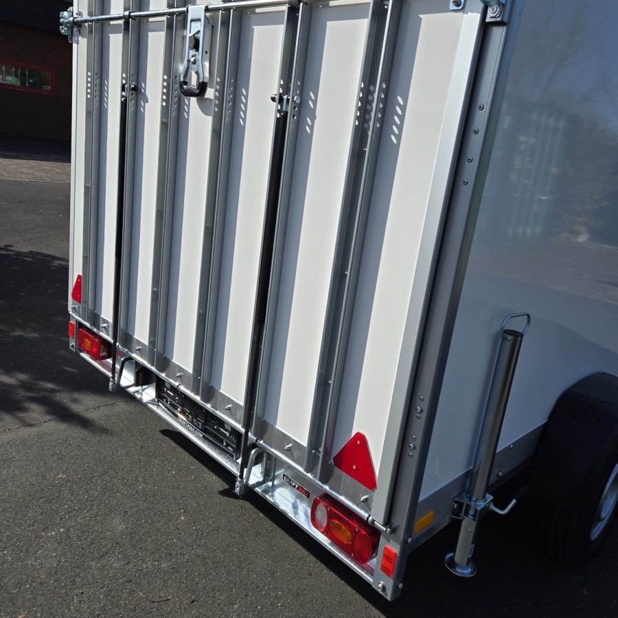 CRAFTMAX-Kofferanhaenger-1300-mit-Rampe-2.55×1.87x1.84m-GFK-Oberflaeche-gebremst-4-scaled