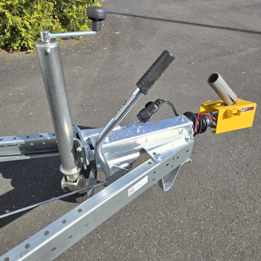 CRAFTMAX-Kofferanhaenger-1300-mit-Rampe-2.55×1.87x1.84m-GFK-Oberflaeche-gebremst-7-scaled