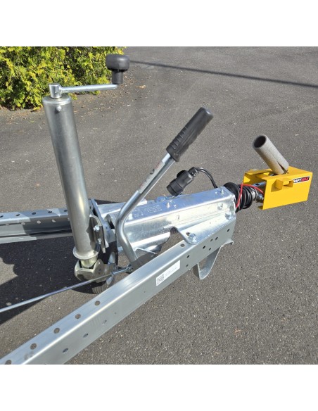 CRAFTMAX-Kofferanhaenger-1300-mit-Rampe-2.55×1.87x1.84m-GFK-Oberflaeche-gebremst-7-scaled