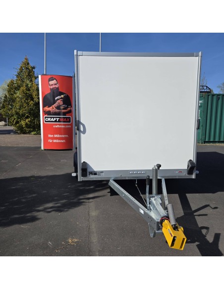 CRAFTMAX-Kofferanhaenger-1300-mit-Rampe-2.55×1.87x1.84m-GFK-Oberflaeche-gebremst-8-scaled