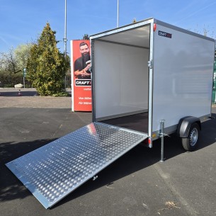 CRAFTMAX-Kofferanhaenger-1300-mit-Rampe-1300kg-2.55×1.57x1.84m-GFK-Oberflaeche-gebremst-1