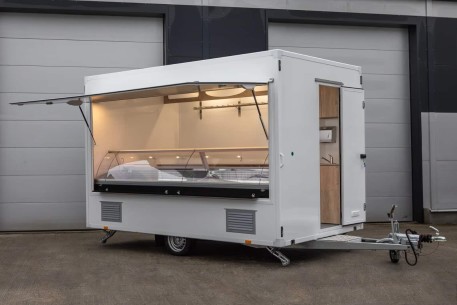 CRAFTMAX®-Verkaufsanhaenger-Kuehlthekenanhaenger-1500-mit-Thermo-Sandwichpanelen-seitlicher-Verkaufsklappe-Kurbelstuetzen-Elektr 2