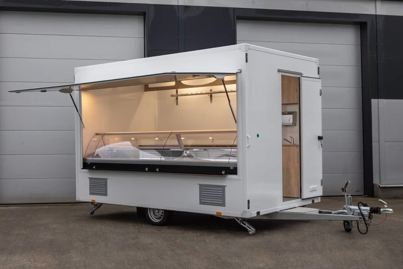 CRAFTMAX®-Verkaufsanhaenger-Kuehlthekenanhaenger-1500-mit-Thermo-Sandwichpanelen-seitlicher-Verkaufsklappe-Kurbelstuetzen-Elektr