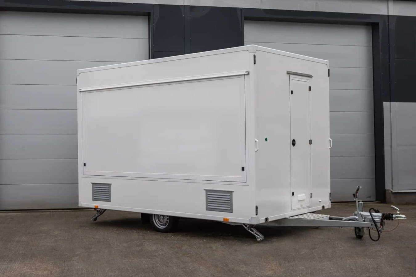 CRAFTMAX®-Verkaufsanhaenger-Kuehlthekenanhaenger-1500-mit-Thermo-Sandwichpanelen-seitlicher-Verkaufsklappe-Kurbelstuetzen-Elektr