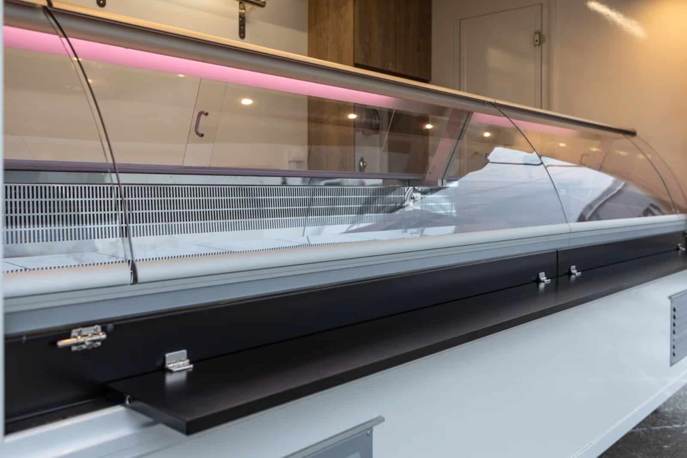 CRAFTMAX®-Verkaufsanhaenger-Kuehlthekenanhaenger-1500-mit-Thermo-Sandwichpanelen-seitlicher-Verkaufsklappe-Kurbelstuetzen-Elektr