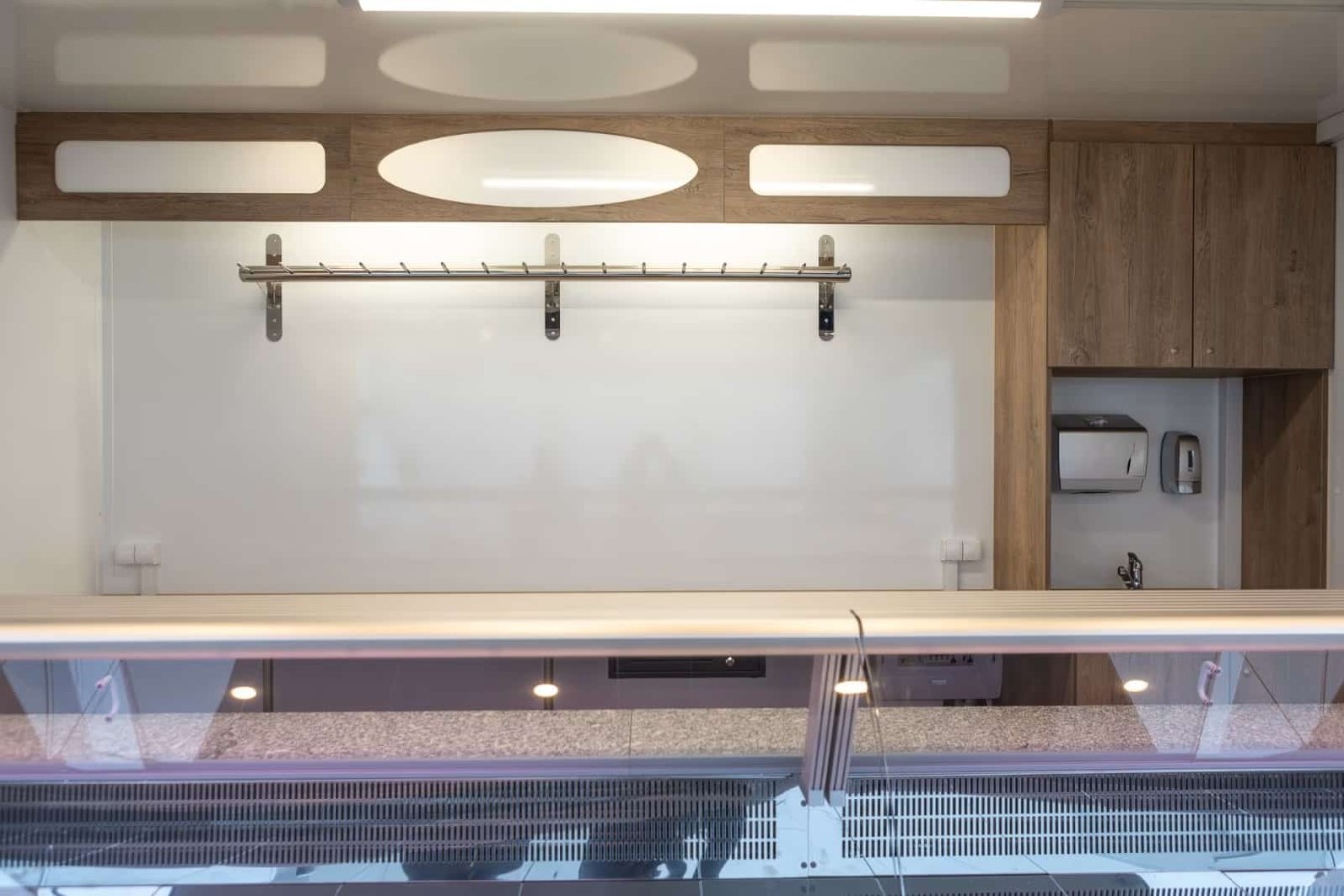CRAFTMAX®-Verkaufsanhaenger-Kuehlthekenanhaenger-1500-mit-Thermo-Sandwichpanelen-seitlicher-Verkaufsklappe-Kurbelstuetzen-Elektr