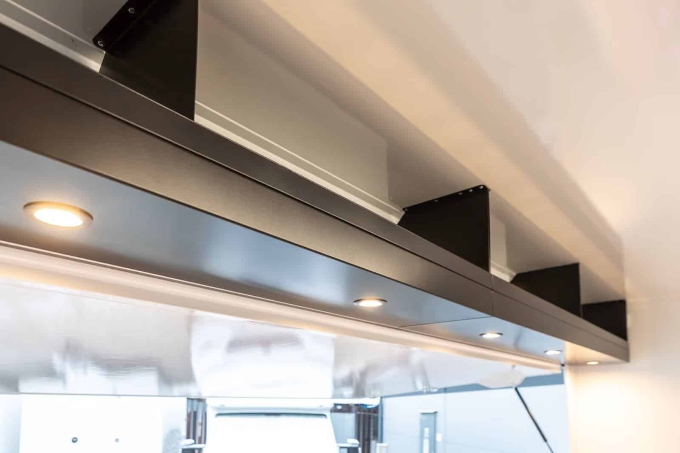 CRAFTMAX®-Verkaufsanhaenger-Kuehlthekenanhaenger-1500-mit-Thermo-Sandwichpanelen-seitlicher-Verkaufsklappe-Kurbelstuetzen-Elektr