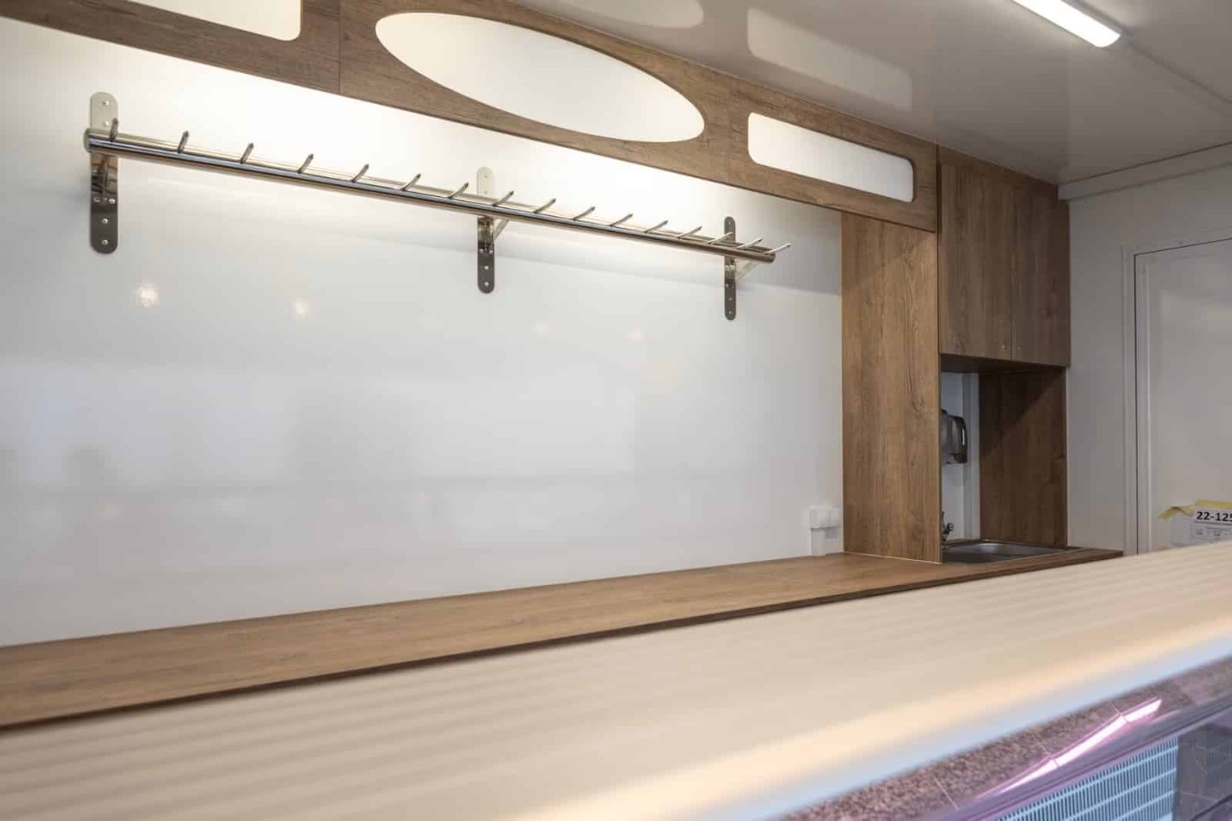 CRAFTMAX®-Verkaufsanhaenger-Kuehlthekenanhaenger-1500-mit-Thermo-Sandwichpanelen-seitlicher-Verkaufsklappe-Kurbelstuetzen-Elektr