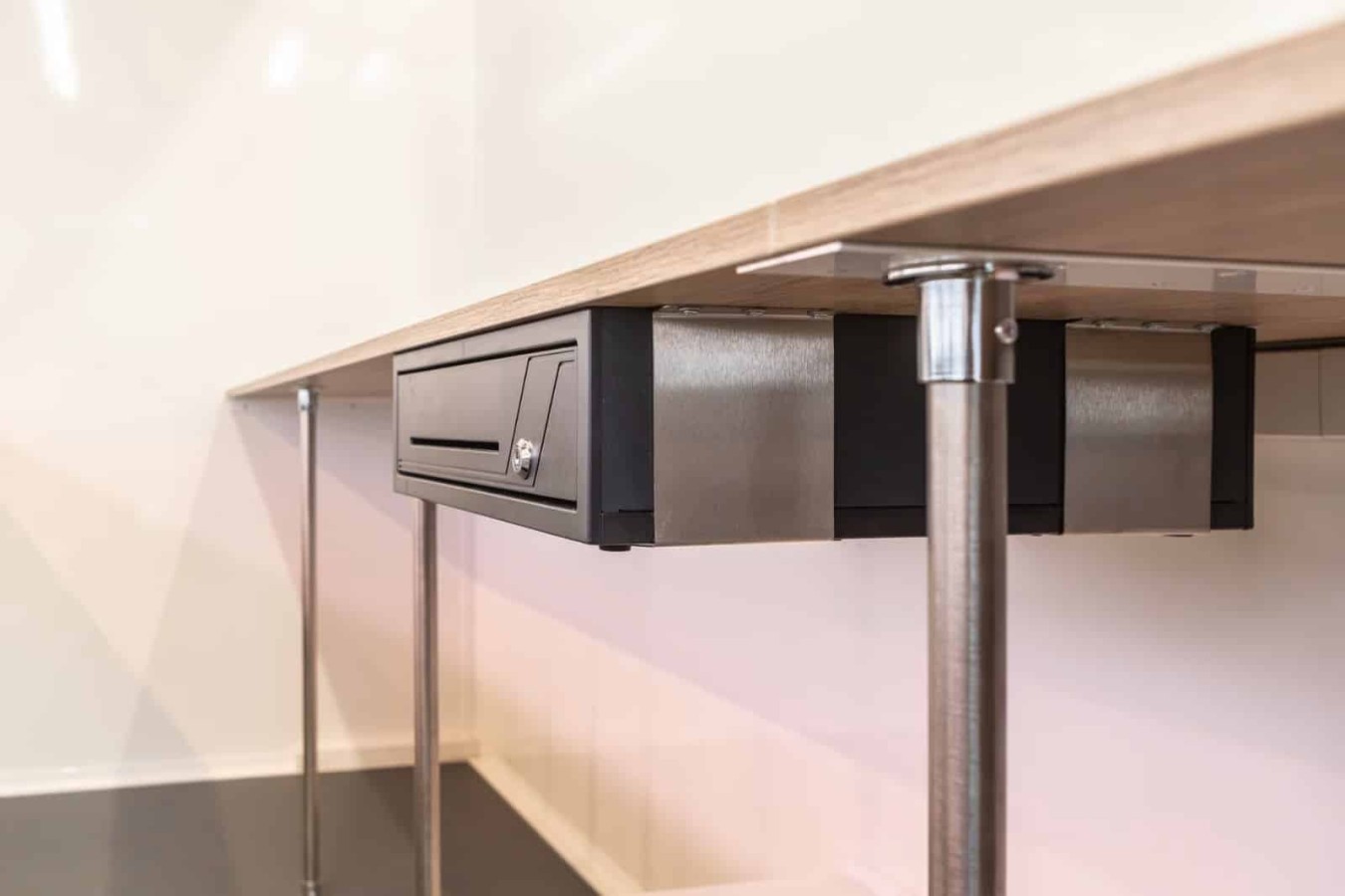 CRAFTMAX®-Verkaufsanhaenger-Kuehlthekenanhaenger-1500-mit-Thermo-Sandwichpanelen-seitlicher-Verkaufsklappe-Kurbelstuetzen-Elektr