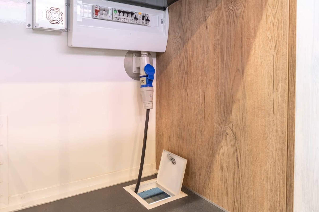 CRAFTMAX®-Verkaufsanhaenger-Kuehlthekenanhaenger-1500-mit-Thermo-Sandwichpanelen-seitlicher-Verkaufsklappe-Kurbelstuetzen-Elektr