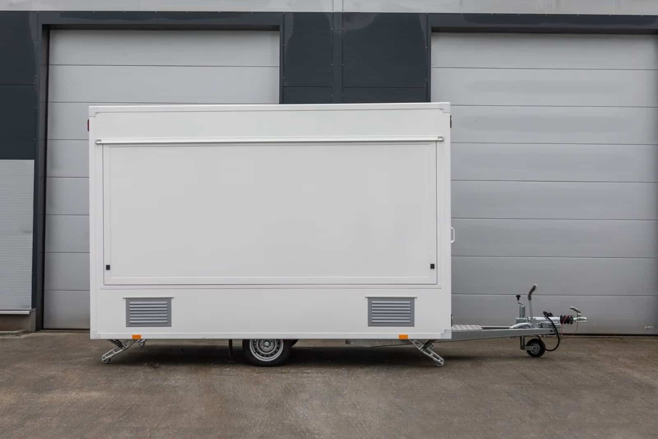 CRAFTMAX®-Verkaufsanhaenger-Kuehlthekenanhaenger-1500-mit-Thermo-Sandwichpanelen-seitlicher-Verkaufsklappe-Kurbelstuetzen-Elektr