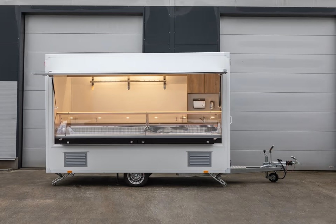 CRAFTMAX®-Verkaufsanhaenger-Kuehlthekenanhaenger-1500-mit-Thermo-Sandwichpanelen-seitlicher-Verkaufsklappe
