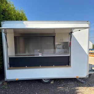 Verkaufsanhaenger-Imbisswagen-750-Edelstahl-Gastro-voll-ausgestattet-Thermo-Sandwichpanele-mit-seitlicher-Verkaufsklappe-Kurbels 2