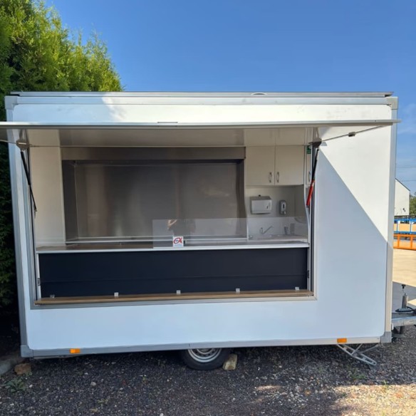 Verkaufsanhaenger-Imbisswagen-750-Edelstahl-Gastro-voll-ausgestattet-Thermo-Sandwichpanele-mit-seitlicher-Verkaufsklappe-Kurbels