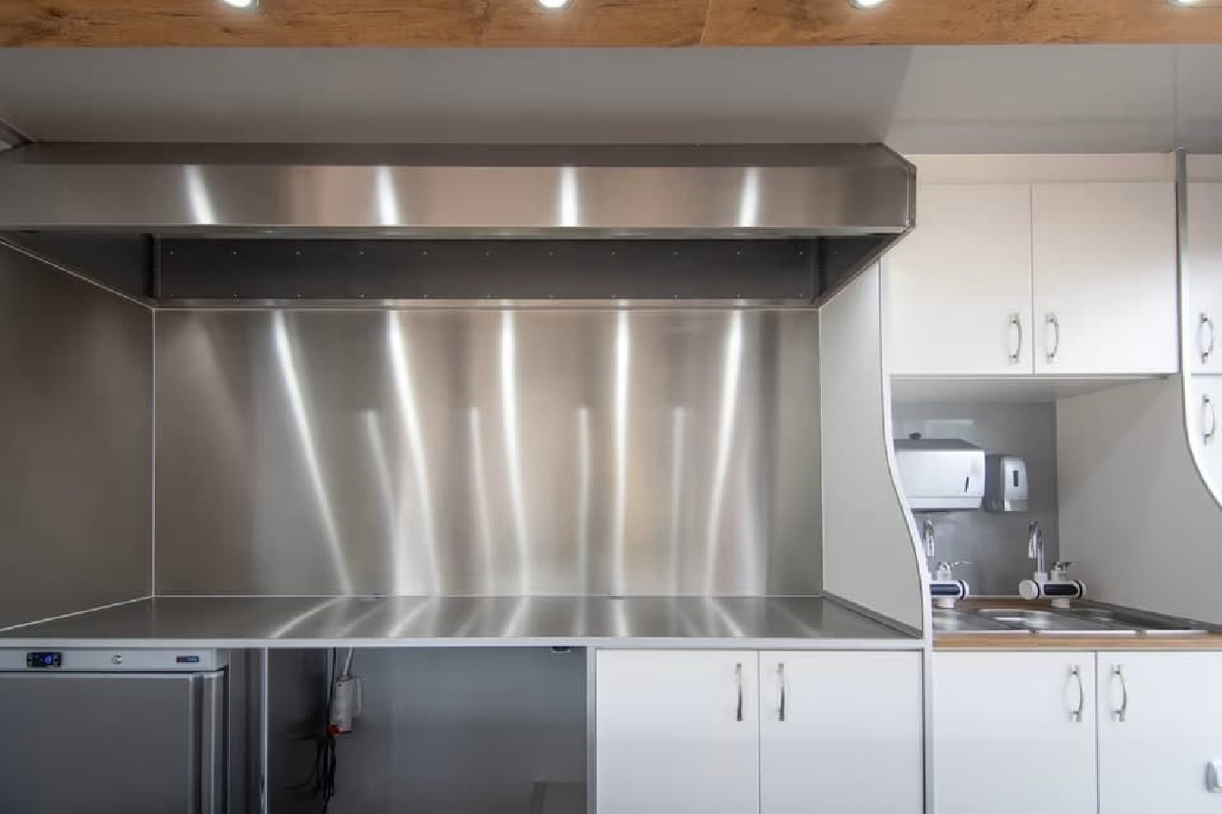Verkaufsanhaenger-Imbisswagen-750-Edelstahl-Gastro-voll-ausgestattet-Thermo-Sandwichpanele-mit-seitlicher-Verkaufsklappe-Kurbels