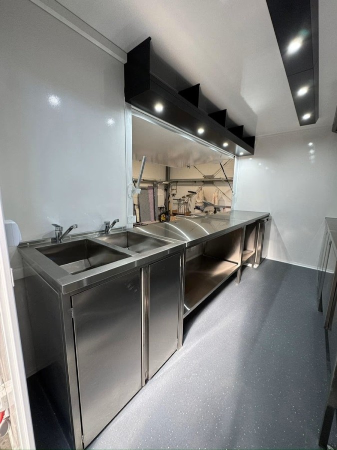CRAFTMAX®-Verkaufsanhaenger-Imbisswagen-1500-Edelstahl-Gastro-Luxus-voll-ausgestattet-2