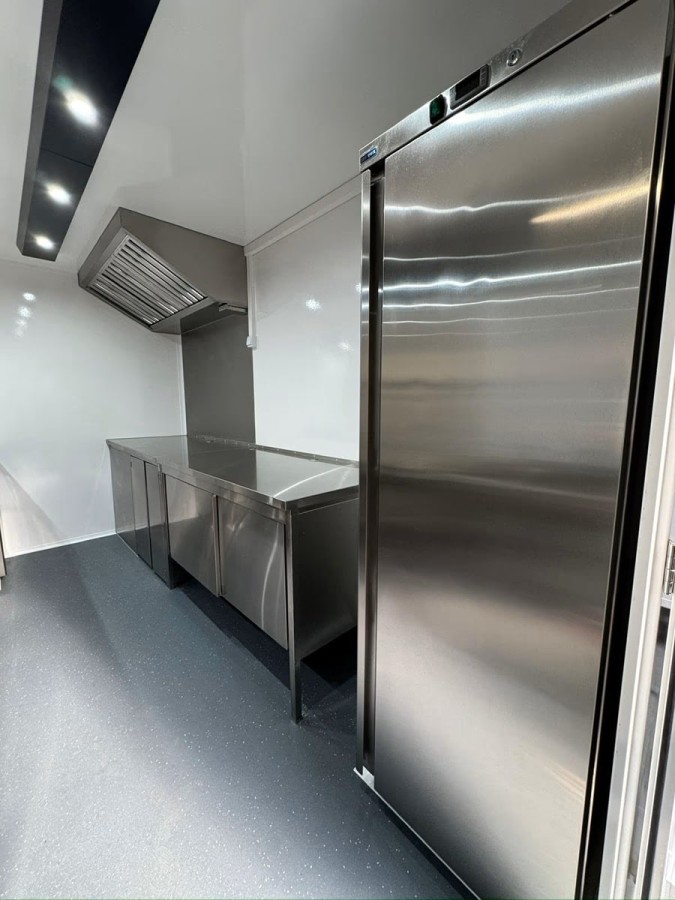 CRAFTMAX®-Verkaufsanhaenger-Imbisswagen-1500-Edelstahl-Gastro-Luxus-voll-ausgestattet-3