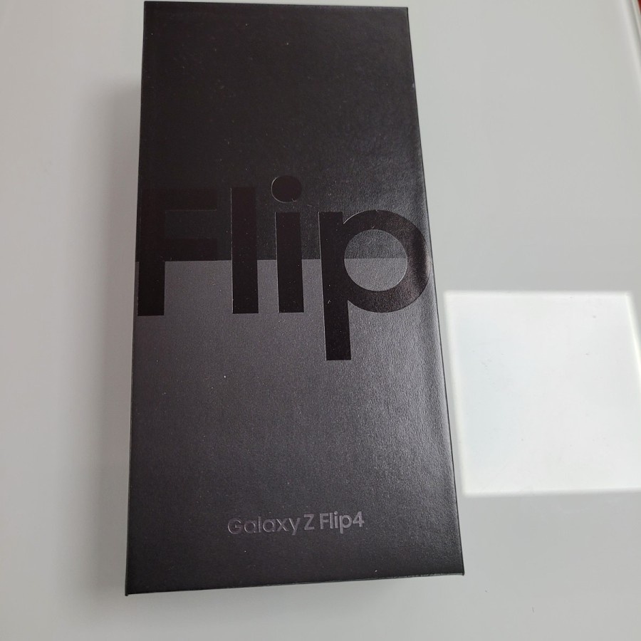 Samsung-Galaxy-Z-Flip4-5G-8-GB-256-GB-Dual-SIM-Graphite-ohne-Vertrag-gebraucht-5