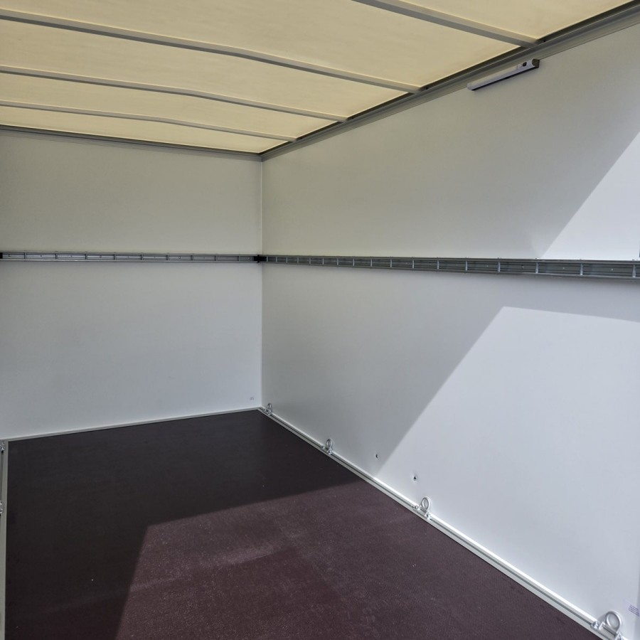 UNSINN-750kg-Koffer-UKU-251415-7-13-mit-Rampe-und-Lichtdach