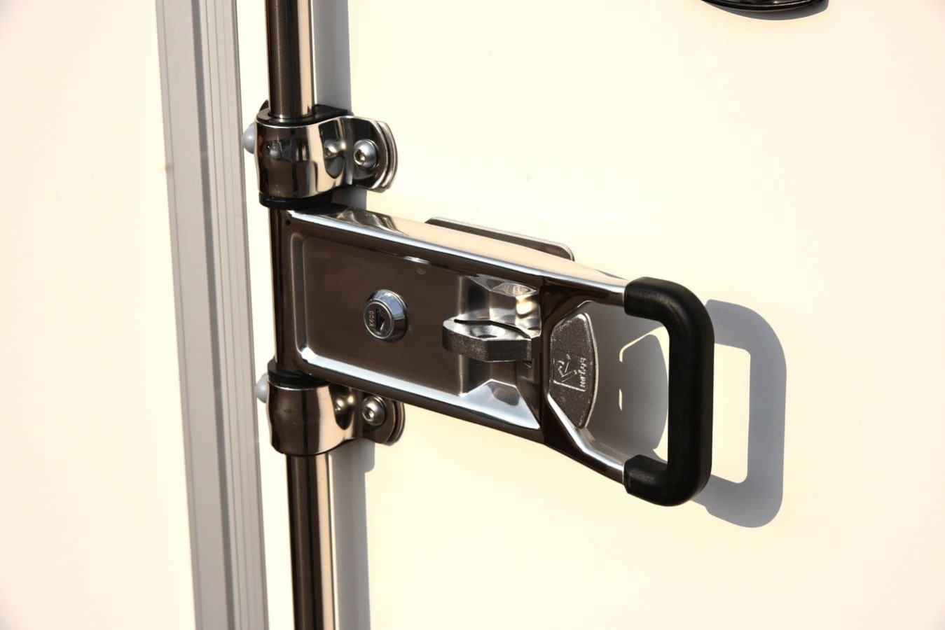 CRAFTMAX-1400-Kofferanhaenger-Doppeltuer-3.05×1.57×1.94m-Unique-Sandwich-GFK-Oberflaeche-Innenleuchte-Stuetzen-100kmh-3