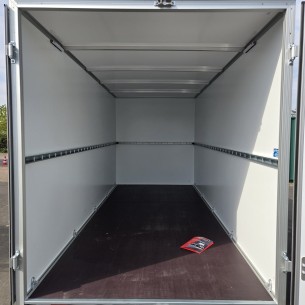 CRAFTMAX-2600-Tandem-Kofferanhaenger-Doppeltuer-4.26×1.75×1.94m-Unique-Sandwich-GFK-Oberflaeche-Innenleuchte-Stuetzen-100kmh-1 2