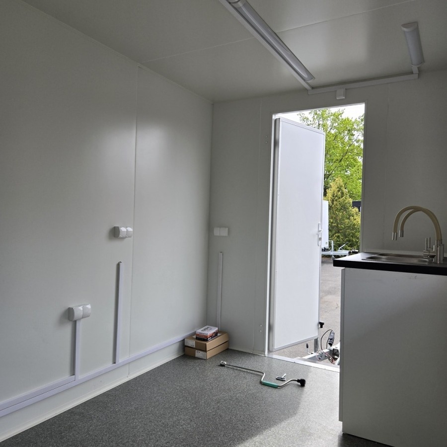 Verkaufsanhaenger-1350-Thermo-Sandwichpanele-4.00x2.00x2.20m-Elektroinstallation-Waschbecken-Durchlauferhitzer-10