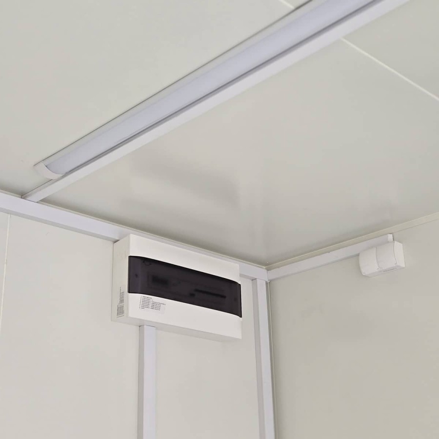 Verkaufsanhaenger-1350-Thermo-Sandwichpanele-4.00x2.00x2.20m-Elektroinstallation-Waschbecken-Durchlauferhitzer-9