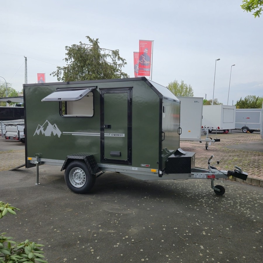 Mini-Campinganhaenger-3.05x1.65x1.60m-mit-grosser-Heckklappe-Tuer-2-Fenster-Deichselbox-Elektro-Paket-ALU-Auffahrschine-gebremst