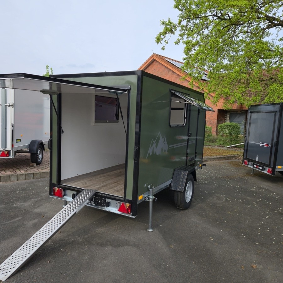 Mini-Campinganhaenger-3.05x1.65x1.60m-mit-grosser-Heckklappe-Tuer-2-Fenster-Deichselbox-Elektro-Paket-ALU-Auffahrschine-gebremst