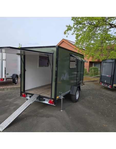 Mini-Campinganhaenger-3.05x1.65x1.60m-mit-grosser-Heckklappe-Tuer-2-Fenster-Deichselbox-Elektro-Paket-ALU-Auffahrschine-gebremst