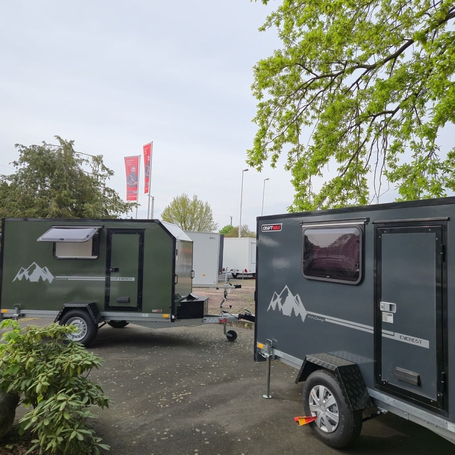 Mini-Campinganhaenger-3.05x1.65x1.60m-mit-grosser-Heckklappe-Tuer-2-Fenster-Deichselbox-Elektro-Paket-ALU-Auffahrschine-gebremst