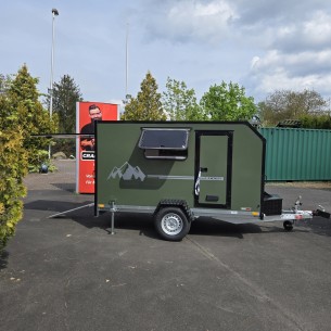CRAFTMAX-OffRoad-min-i-Campinganhaenger-Heckklappe-Seitenfenstern-220-Volt-Deichselbox-100kmh-1 2
